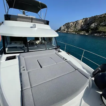 Ботель Renas Yachting *