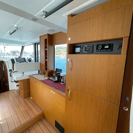 Renas Yachting Botel