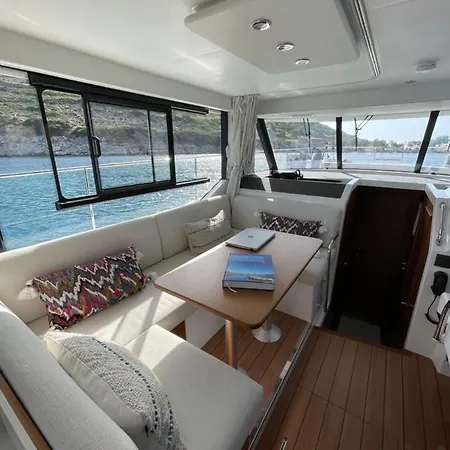 Renas Yachting Ботель *