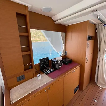Ботель Renas Yachting